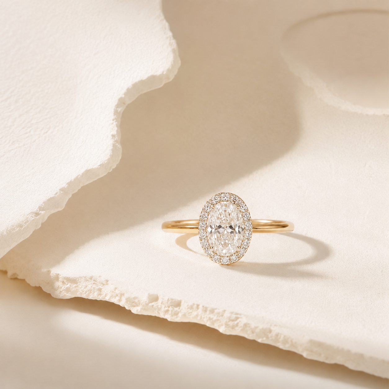 Huitan Trendige Damen Eheringe Luxus Zweifarbiger Kristall AA Zirkonia Verlobungs-Jubiläumsparty Eleganter Damenschmuck