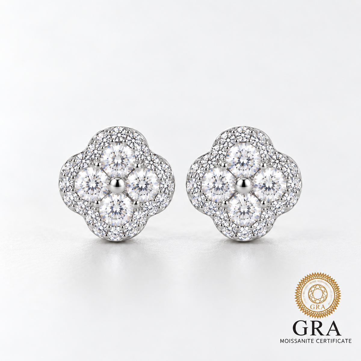 Orecchini a perno quadrifoglio con Moissanite colore D placcati in oro 14K