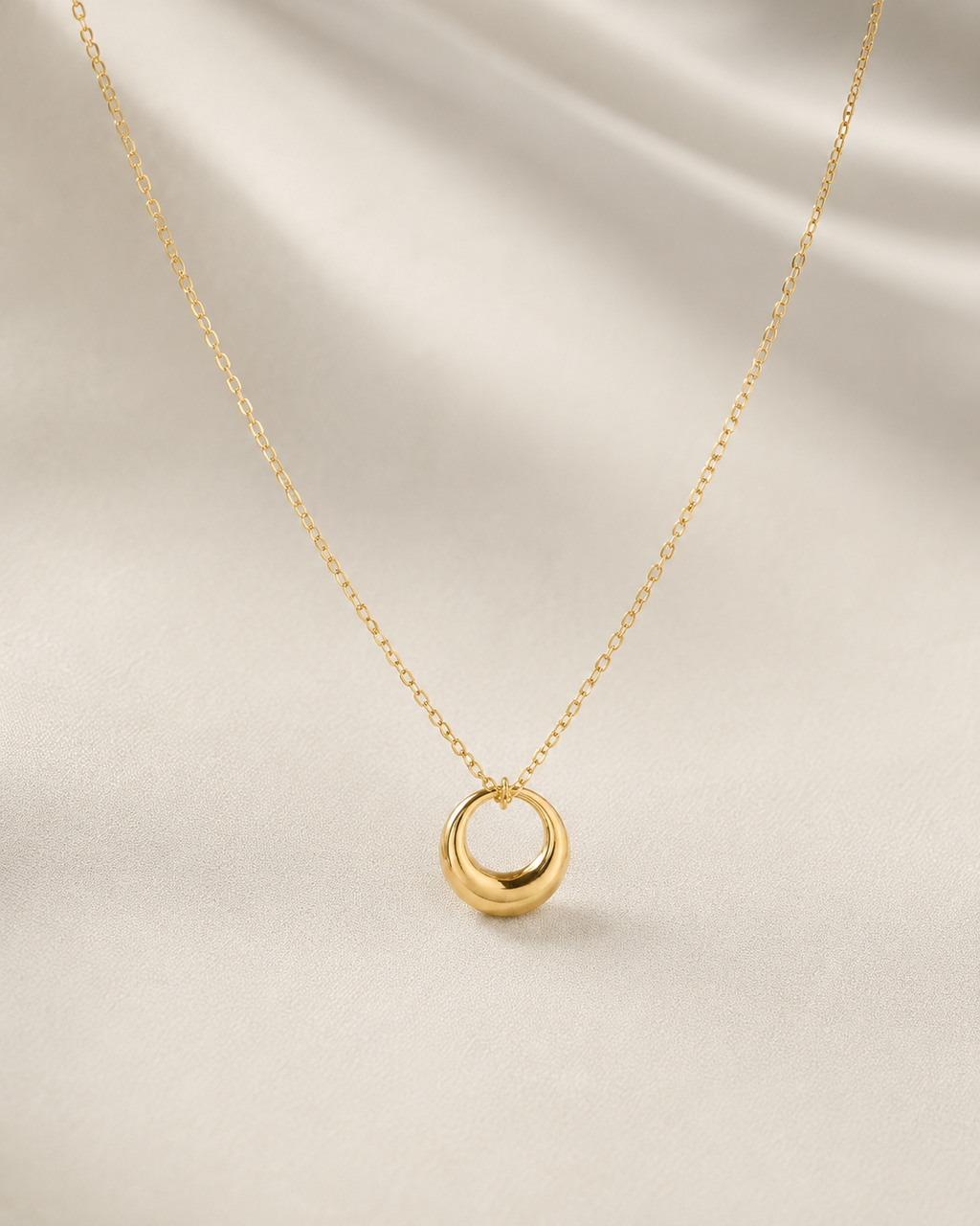 Round Pendant Clavicle Necklace