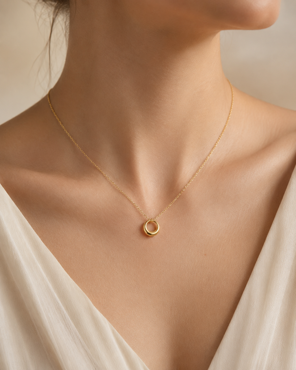 Round Pendant Clavicle Necklace