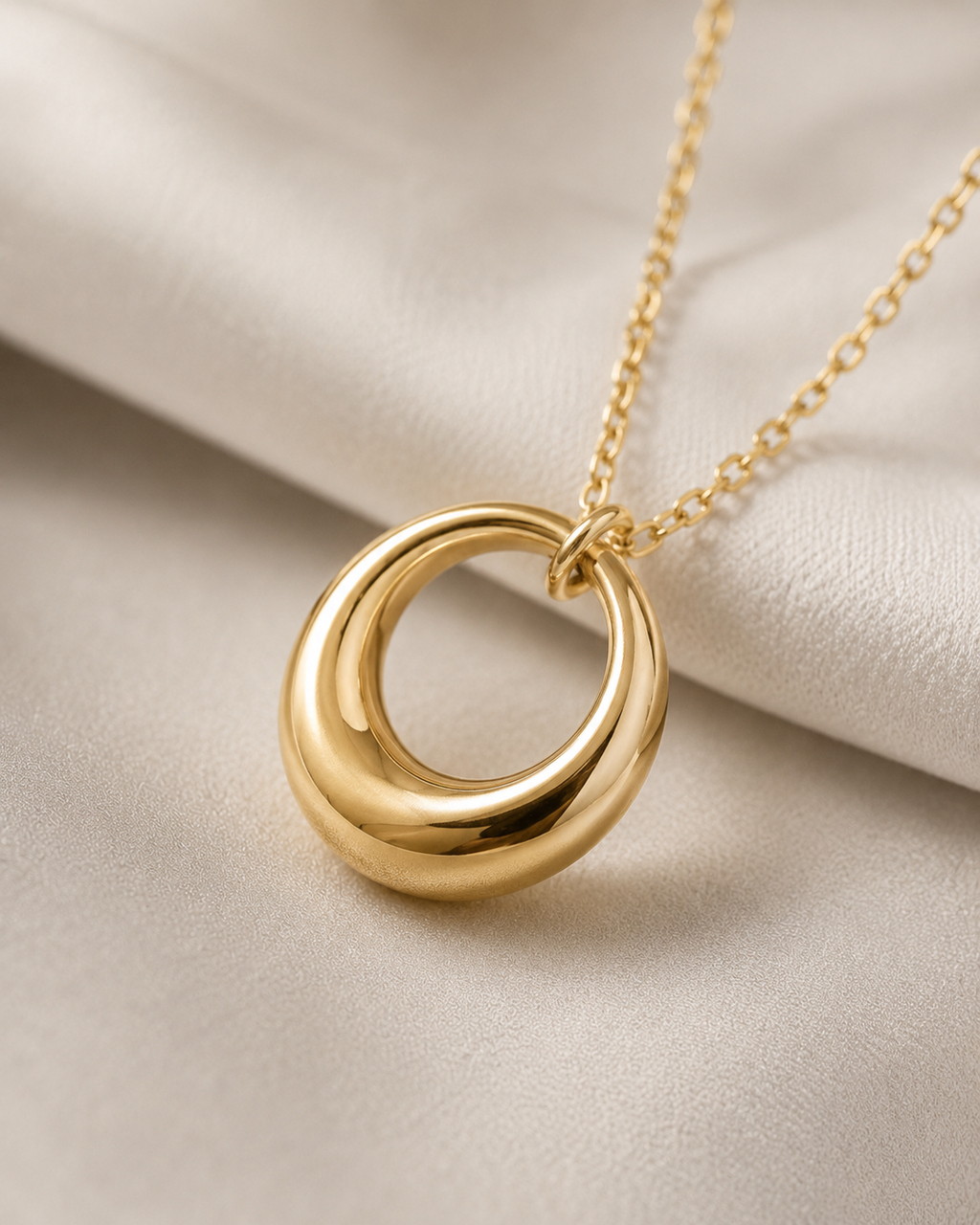 Round Pendant Clavicle Necklace