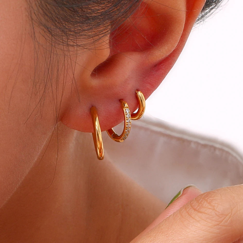 E.B.belle Basic Clear Gemstone Crystal Paved Huggie Hoop Earring Waterproof Stainless Steel Round Gold Plated Woman Earring